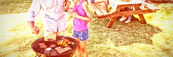 Avô Neta Preparando Churrasco Enquanto Família Tendo Refeição Fundo — Fotografia de Stock