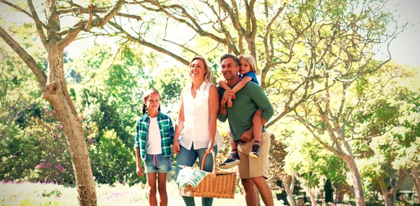 Familie Aankomen Het Park Voor Een Picknick Een Zonnige Dag — Stockfoto