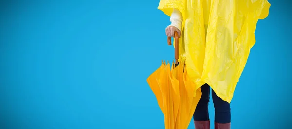 Mulher Capa Amarela Segurando Guarda Chuva Contra Fundo Azul — Fotografia de Stock