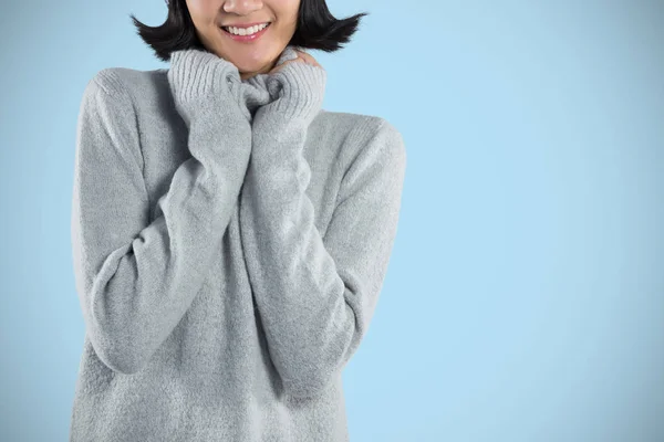 Frau Winterkleidung Posiert Vor Blauem Hintergrund — Stockfoto