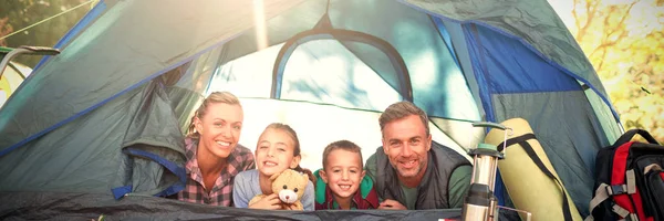 家族のテントで横になっている笑顔の肖像画 — ストック写真