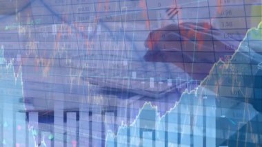 Grafik 4 k ile bilgisayarda çalışan işadamı dijital olarak kompozit video