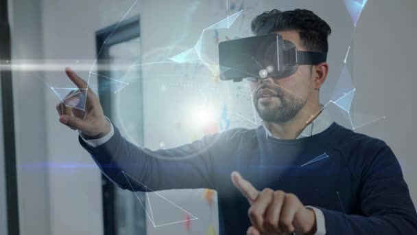 Vídeo Composto Digital Homem Usando Fone Ouvido Realidade Virtual Com — Vídeo de Stock
