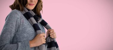 Pembe bir arka plan karşı fularlı genç kadın portresi