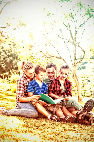 Famiglia Che Legge Libro Nel Parco Una Giornata Sole — Foto Stock