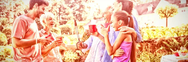 Mutlu Aile Gülüyor Barbekü Parkta Hazırlarken Konuşuyor — Stok fotoğraf