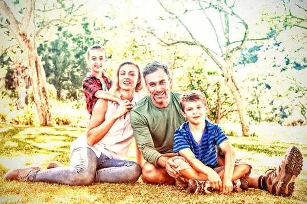 Ritratto Famiglia Felice Nel Parco Una Giornata Sole — Foto Stock