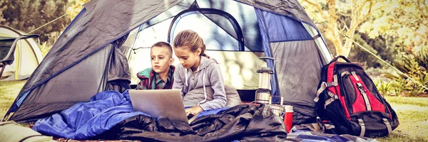 Bambini Che Usano Computer Portatile Nella Tenda Del Campeggio — Foto Stock