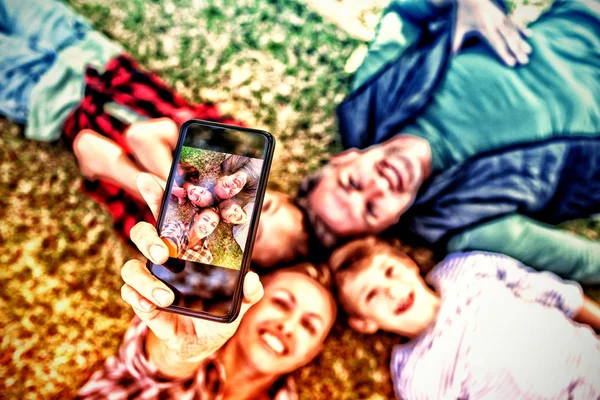 Famiglia Felice Sdraiata Sull Erba Scattare Selfie Nel Parco — Foto Stock