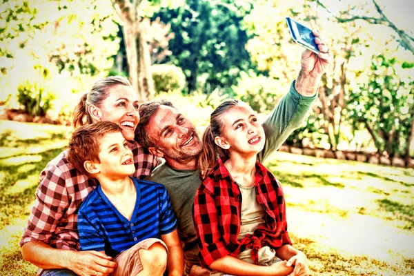 Gelukkige Familie Nemen Een Selfie Het Park Een Zonnige Dag — Stockfoto