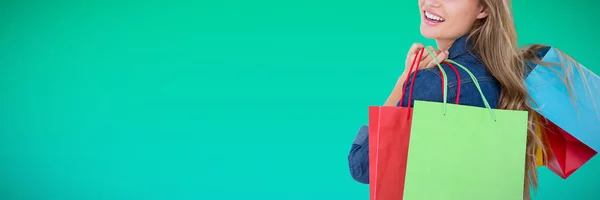Frau Mit Einkaufstaschen Vor Abstrakt Grünem Hintergrund — Stockfoto