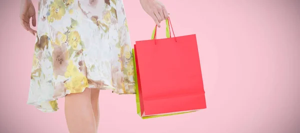 Elegante Frau Mit Einkaufstaschen Vor Rosa Hintergrund — Stockfoto