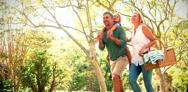 Familia Sonriente Que Llega Parque Para Hacer Picnic Día Soleado — Foto de Stock