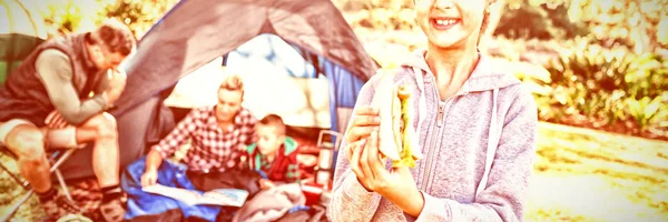 Porträt Eines Lächelnden Mädchens Das Ein Sandwich Hält Während Die — Stockfoto