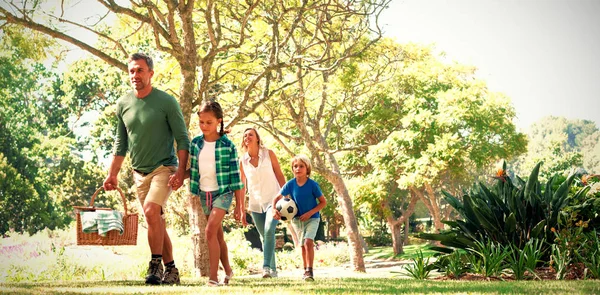 Familie Kommt Einem Sonnigen Tag Zum Picknick Den Park — Stockfoto