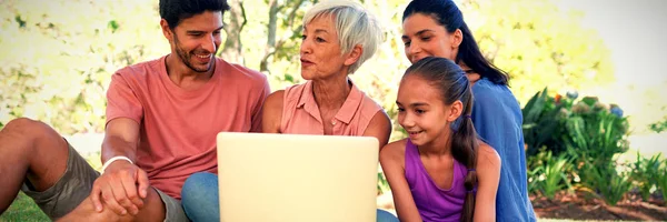 Leende Familj Prata Medan Använder Laptop Parken — Stockfoto