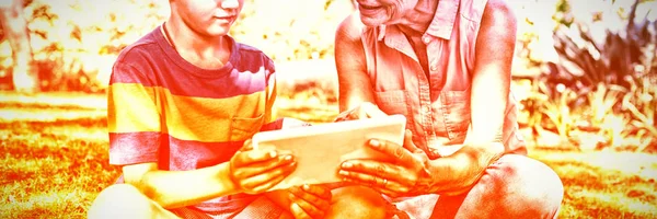 Babcia Wnuk Pomocą Cyfrowego Tabletu Parku Słoneczny Dzień — Zdjęcie stockowe