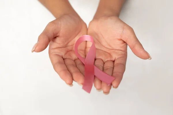Två Händer Visar Rosa Bandet Mot Bröstcancer Mot Vit Bakgrund — Stockfoto