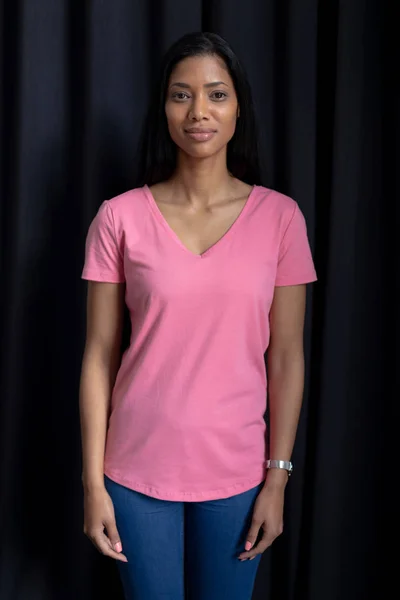 Mulher Camisa Rosa Olhando Para Câmera — Fotografia de Stock