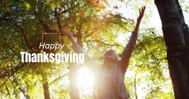 Digitalt Genererade Video Happy Thanksgiving Text Över Kvinnan Kasta Blad — Stockvideo