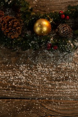 Ahşap bir masa üzerinde Noel taç