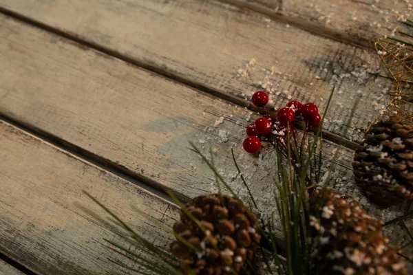 Koni Çam Ahşap Bir Masada Noel Süs — Stok fotoğraf