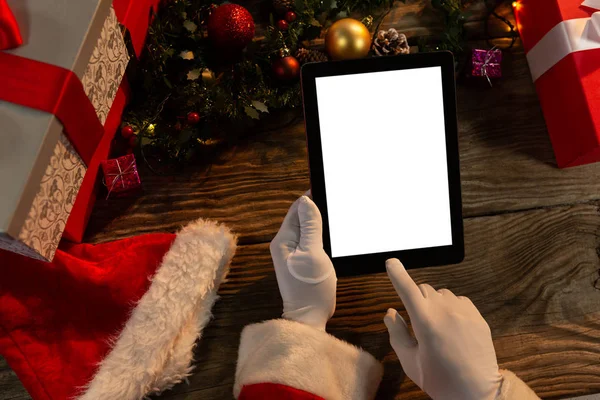 Santa Claus Handen Met Behulp Van Digitale Tablet Met Geschenken — Stockfoto