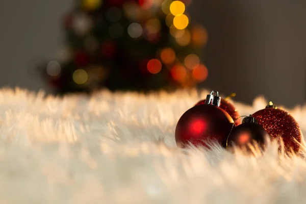 Красные Рождественские Шары Белом Мехе Елкой Заднем Плане — стоковое фото