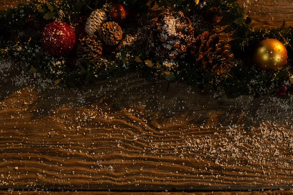 Рождественский Орнамент Снегом Деревянном Столе — стоковое фото