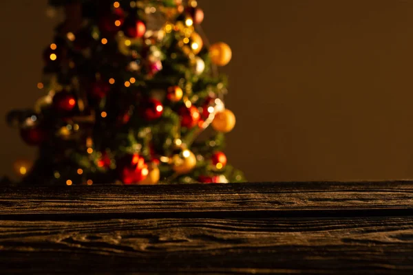 Bir Noel Ağacı Ahşap Bir Masa Ile Kopya Alanı — Stok fotoğraf