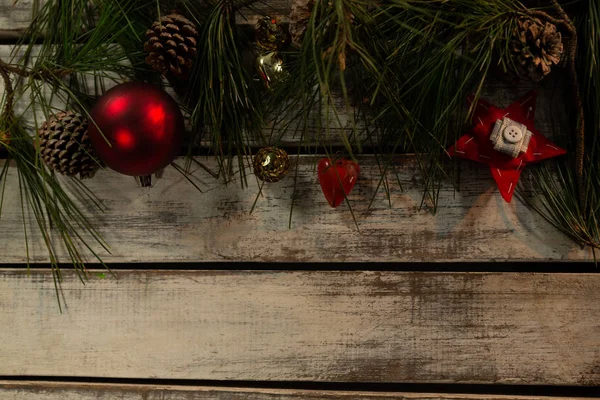 Çamın Dalları Noel Dekorasyonu Ahşap Arka Plan Üzerinde — Stok fotoğraf