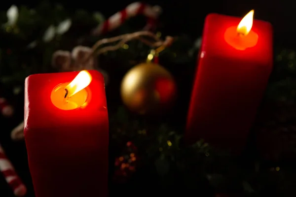 Natal Velas Quadradas Vermelhas Com Decorações — Fotografia de Stock