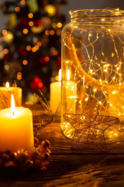 ガラスの瓶の蝋燭と星にクリスマス電気花輪 — ストック写真