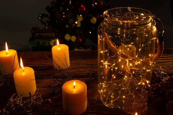 Små Elektriska Garland Glasburk Med Levande Ljus Och Julgran Bakgrunden — Stockfoto