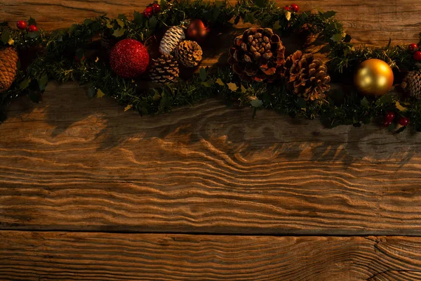 木製のテーブルのクリスマス飾り — ストック写真