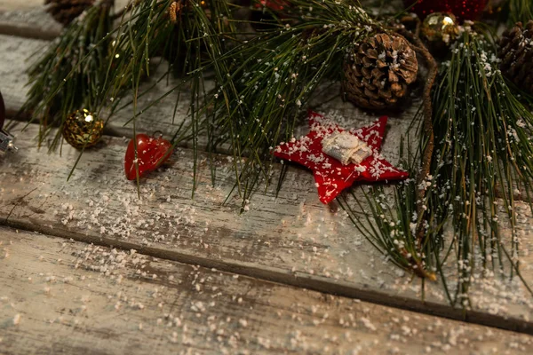 Çamın Dalları Ile Ahşap Bir Masa Üzerinde Noel Süs — Stok fotoğraf