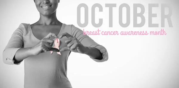 Pinkfarbener Brustkrebs Aufklärungstext Gegen Lächelnde Frauen Die Rosa Hemd Tragen — Stockfoto