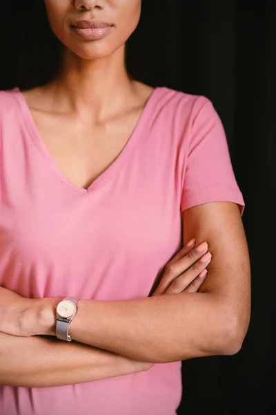 Vrouw Roze Shirt Overschrijding Van Haar Armen Zwarte Achtergrond — Stockfoto