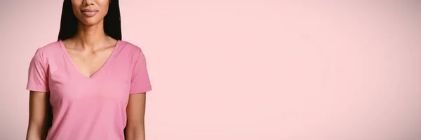Vrouw Met Een Roze Shirt Reputatie Tegen Roze Achtergrond — Stockfoto