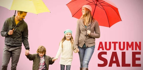 Úsměvem Mladá Rodina Pod Deštníky Pozadí Růžová Podzimní Prodej — Stock fotografie