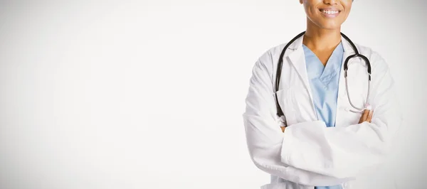 Médecin Féminin Confiant Souriant Avec Bras Croisés Sur Fond Blanc — Photo