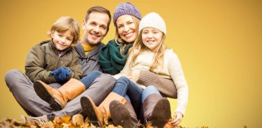 Sarı arka planı oturan mutlu bir aile portresi bırakır