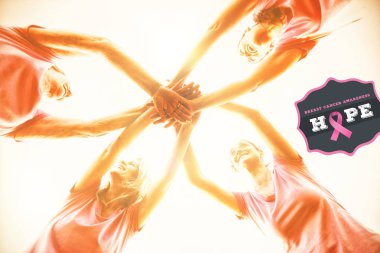 Meme kanseri bilinçlendirme rozet putting eller birlikte pembe gömlek giyen kadınlara karşı 