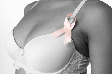 Orta bölümde duran kadının meme kanseri bilinçlendirme şerit üzerinde beyaz arka plan ile için