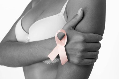 Ayakta kadın meme kanseri bilinçlendirme şerit üzerinde beyaz arka plan ile için