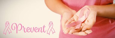 Meme kanseri bilinçlendirme şerit kadın görüntüler pembe kurdele elinde karşı metinle önlemek