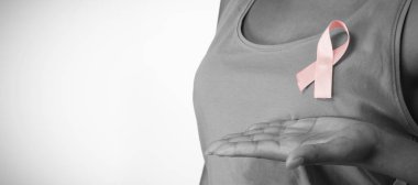 Meme kanseri bilinçlendirme için pembe kurdele beyaz arka plan üzerinde gösterilen kadın