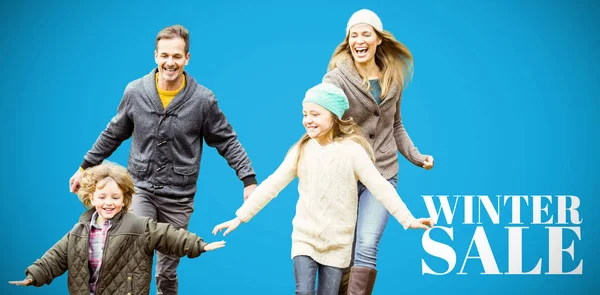 Carino Famiglia Esecuzione Parco Contro Blu Inverno Vendita Sfondo — Foto Stock