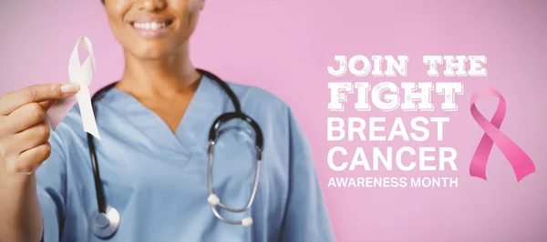 Brustkrebs Aufklärungsbotschaft Gegen Lächelnde Krankenschwester Mit Rosa Schleife — Stockfoto