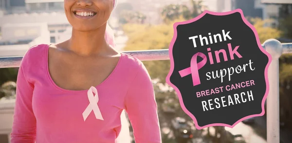 Borst Kanker Bewustzijn Bericht Tegen Lachende Vrouw Met Roze Lint — Stockfoto